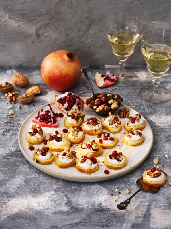 Crostini med vispad ricotta, vinägerrostade nötter och honung